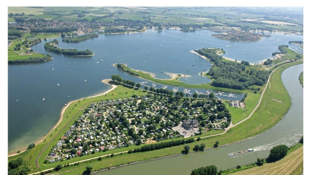 Recreatiepark Jachthaven De Veerstal Lathum - Luxe Chalet Экстерьер фото