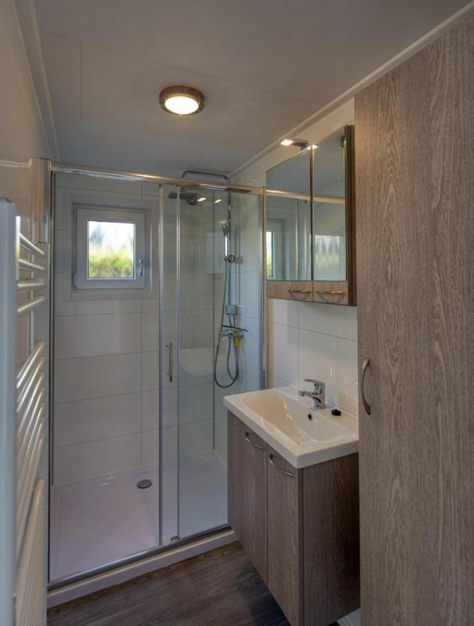 Recreatiepark Jachthaven De Veerstal Lathum - Luxe Chalet Экстерьер фото