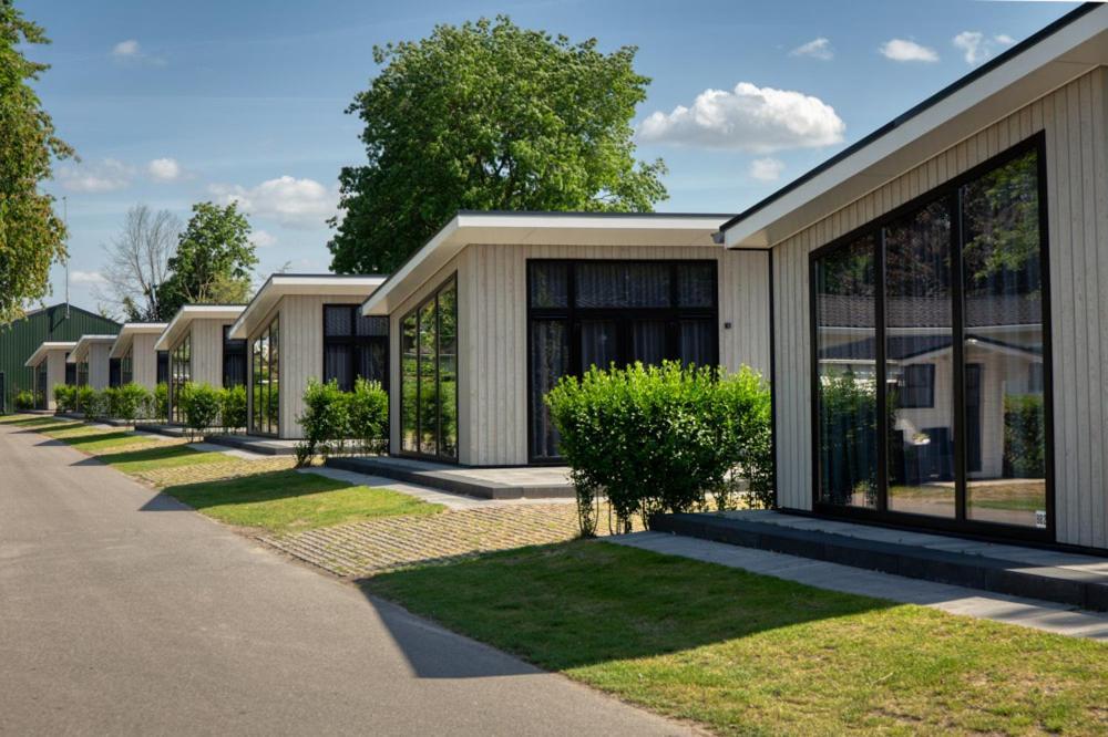 Recreatiepark Jachthaven De Veerstal Lathum - Luxe Chalet Экстерьер фото