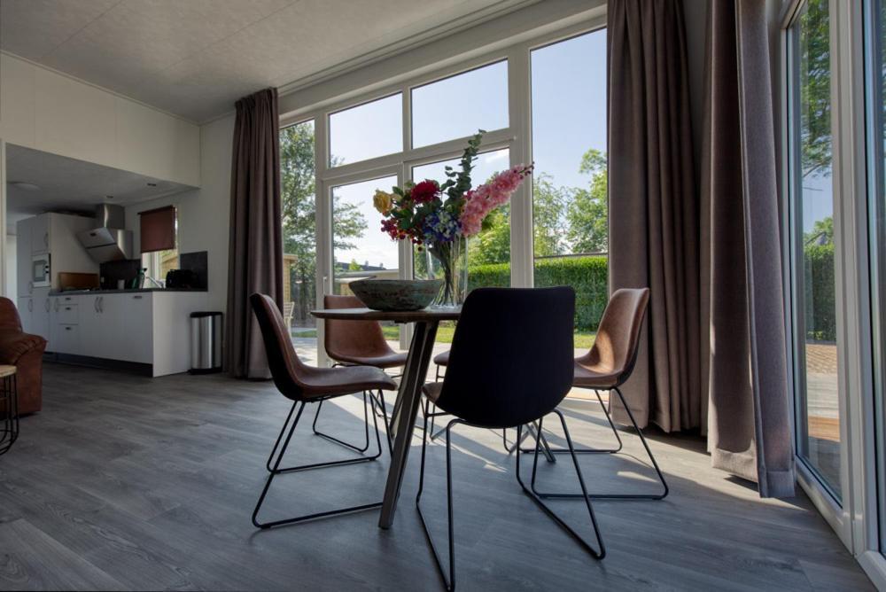Recreatiepark Jachthaven De Veerstal Lathum - Luxe Chalet Экстерьер фото