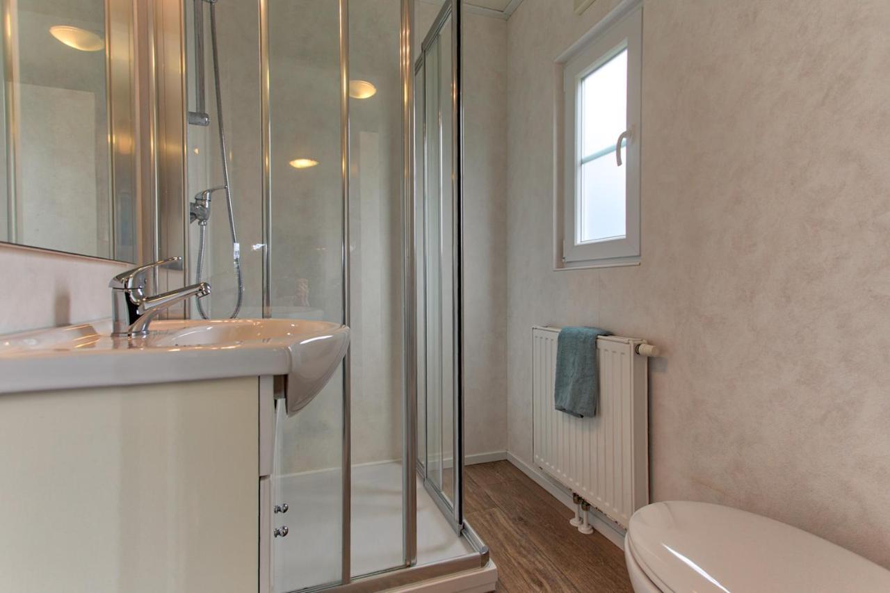 Recreatiepark Jachthaven De Veerstal Lathum - Luxe Chalet Экстерьер фото