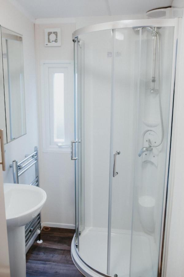 Recreatiepark Jachthaven De Veerstal Lathum - Luxe Chalet Экстерьер фото