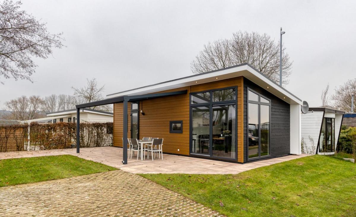 Recreatiepark Jachthaven De Veerstal Lathum - Luxe Chalet Экстерьер фото